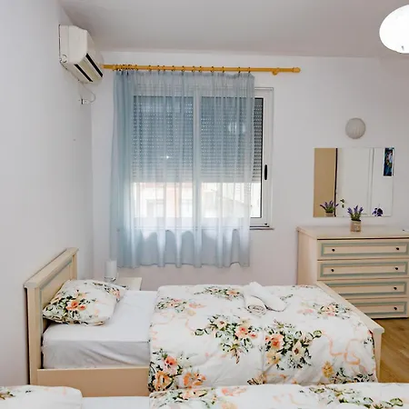 Modern Oasis Near Park & Stadium דירה טיראנה