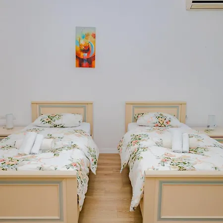 Modern Oasis Near Park & Stadium * Tiran